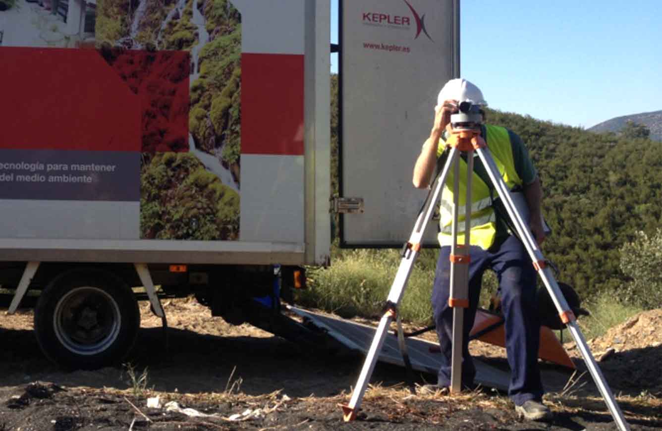 Imagen de hombre trabajando en un equipo consolidado